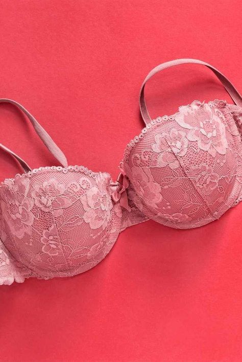 Experts break down the difference between different types of bras, including T-shirt bra, padded bra, convertible bra, push-up bra, strapless bra, balconette bra, plunge bra, and more. #bras #womensfashion #whattowear #comfortablebras Best Push Up Bra, Push Up Bra Outfit Style, Different Types Of Bras, Types Of Bra, Types Of Bras, Plunge Bras, Eye Firming, Bra Outfit, Bra Strapless