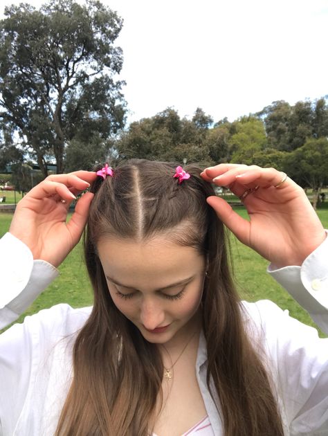 Cute Hairstyles With Butterflies Clips, Hairstyles With Tiny Hair Clips, Small Cute Hairstyles, Hairstyles With Cute Clips, Hairstyles For Short Hair Butterfly Clips, Mini Hairclips Hairstyles, Cute Hairstyles With Clips Korean, Butterfly Hairclips Aesthetic, Hairstyles With Mini Flower Clips