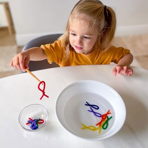 toddler-game-fine-motor-fish Teaching Colors To Toddlers, Toddler Fine Motor Activities, Hand Muscles, Preschool Fine Motor Activities, Cognitive Activities, Fish Activities, Aktiviti Kanak-kanak, Fine Motor Activities For Kids, Nursery Activities