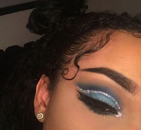 Sliver Makeup, Blue Glitter Eye Makeup, Silver Eyeshadow Looks, Prom Eyeshadow, Navy Blue Makeup, Sweet 16 Makeup, Quincenera Makeup, Blue Dress Makeup, Blue Eyeshadow Makeup