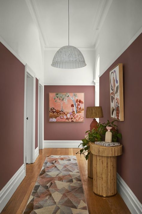 Hallway styling ideas to make the best first impression - The Interiors Addict Hallway Styling, Hallway Paint Colors, Art Deco Style Interior, Hal Decor, Hallway Paint, Narrow Hallway Ideas, Aesthetic Interior Design, Hallway Colours, Narrow Hallway Decorating