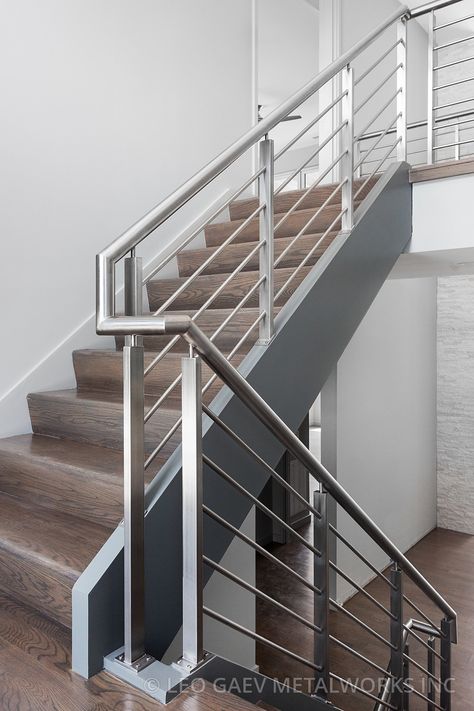 Railing Stainless Steel, Reling Design, Stainless Steel Stair Railing, Steel Stairs Design, Steel Stair Railing, Stainless Steel Staircase, Steel Railing Design, Stairs Railing, Modern Stair Railing