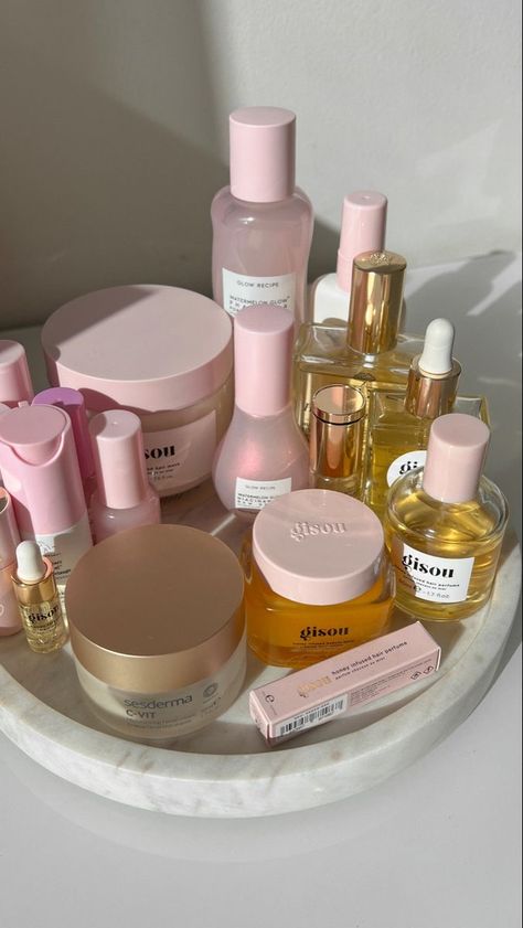 Lots Of Skincare Products, Skincare And Beauty, Skincare You Need, Cute Skin Care Products, Pretty Skin Care Aesthetic, Make Up Aesthetic Beauty Products, It Girl Products, Gisou Skincare, Aesthetic Beauty Products