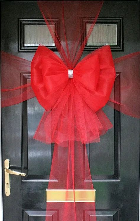 How to make a door bow for Christmas 2018 - a step-by-step guide and where to buy the festive decorations Front Doors, Christmas Wreaths To Make, Traditional Christmas, Red Bow, How To Make Bows, Christmas Traditions, Christmas Wreath, Step Guide, Buzzfeed