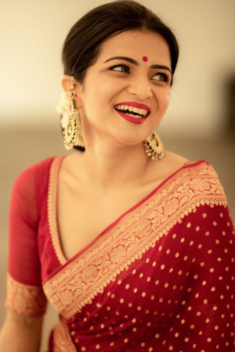 Divya Darshini, Dd Neelakandan, Red Sarees, Saree Pics, Fashionable Saree Blouse Designs, Saree Photoshoot, Red Saree, Bluish Green, Tamil Actress