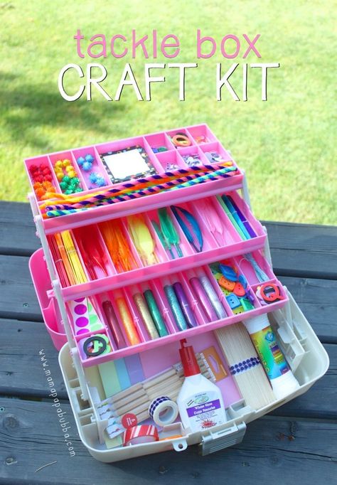 Tackle Box Craft Kit. This would be such a fun gift idea for a mini artist! Kerajinan Diy, Christmas Gift Baskets Diy, Baskets Ideas, Arts And Crafts Kits, Arts And Crafts For Teens, Ge Bort, Themed Gift Baskets, Diy Cadeau, Diy Gift Baskets