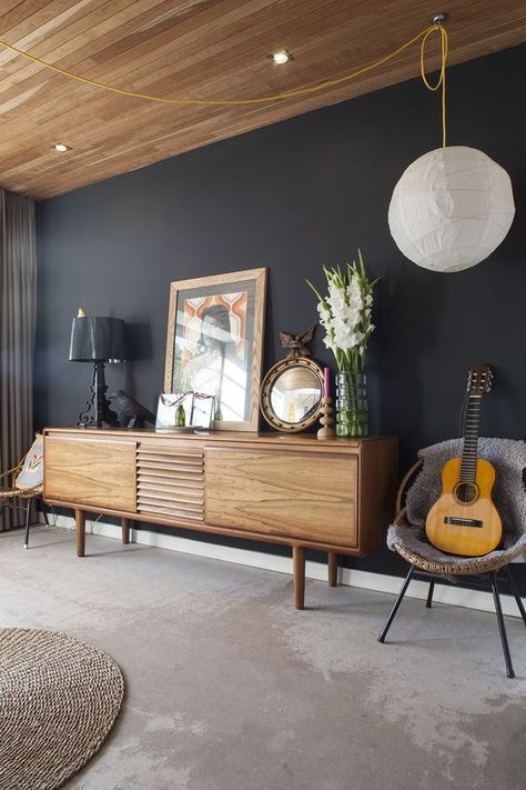 These charcoal decorating ideas are minimal and chic. #charcoaldecor #charcoaldecoratingideas #charcoaldecorlivingroom #charcoalinteriorpaint #charcoalinteriordesign #charcoalinterior #greylivingroom #greybedroom #greylivingroomideas #greylivingroomwalls #greylivingroomdecor Modern Houses, Design Room, Bungalow Renovation, House Ceiling Design, Bungalow Homes, Ceiling Design Modern, Flooring Inspiration, Dark Walls, Style Deco