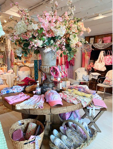Boutique Lighting Ideas Clothing Stores, Girly Shop Interior, Cute Botique Interiors, Decorating A Boutique Ideas, Retail Decorating Ideas, Spring Boutique Display Ideas, Cute Boutique Ideas, Summer Retail Display, Spring Displays Retail
