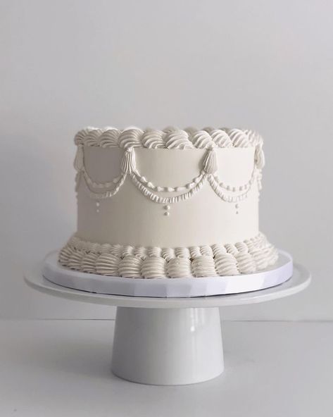 Small Traditional Wedding Cakes, Simple Vintage Cake Designs, 6inch Wedding Cake, Very Simple Wedding Cake, 1940s Wedding Cake, Simple Lambeth Cake, Wedding Cake Vintage Elegant, Wedding Cake Ideas Small, Aesthetic Cake Slice