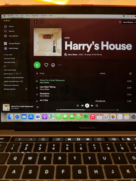 Macbook Spotify Aesthetic, Macbook Music Aesthetic, Listening To Harry Styles Aesthetic, Macbook Pro Snap, Macbook Spotify, Listening To Harry Styles, Playlist Aesthetic Spotify, Macbook Pro Aesthetic, Aesthetic Harry Styles