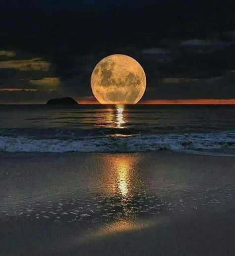 Super moon over Hilton Head, SC Amazing Nature, Cer Nocturn, Matka Natura, Shoot The Moon, Belle Nature, Moon Pictures, Beautiful Moon, Alam Yang Indah, Beautiful Sunset