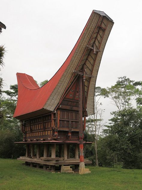 TONGKONAN by the Torajan people of Sulawesi Island, Indonesia South Sulawesi, Unusual Buildings, Asian Architecture, Traditional Houses, Unusual Homes, Vernacular Architecture, Unique Buildings, Building Art, Earthship