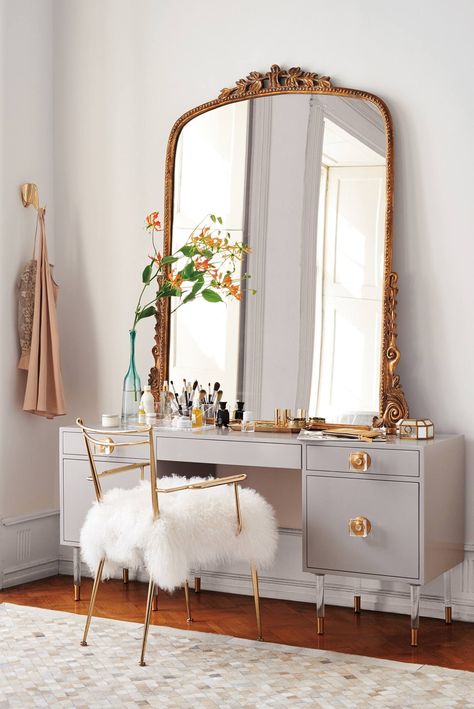 For the Beauty Room: 10 of our Favorite Modern Makeup Vanity Tables — Annual Guide 2016 Make Up Table Ideas Bedrooms, Make Up Vanity In Bedroom, Mirror Area, Luxurious Vanity, Mirror Anthropologie, Primrose Mirror, Modern Makeup Vanity, Vanity Room, Vanity Ideas