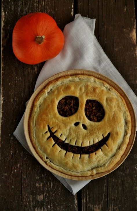 Halloween est une fête originaire des pays celtiques célébrée aux Etats-Unis et au Canada dans la soirée du 31 Octobre, veille de la... Halloween Pauroso, Plat Halloween, Snack Halloween, Terrifying Halloween, Easy Halloween Snacks, Halloween Menu, Halloween Fest, Easy Halloween Food, Halloween Dinner