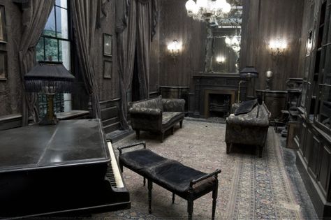 Sirius Black's Living Room House Of Black Harry Potter, Magic Room Decor, 12 Grimmauld Place, Regulus Black Aesthetic, Themed Airbnb, Aesthetic Marauders, Regulus Acturus Black, Black Harry Potter, Grimmauld Place