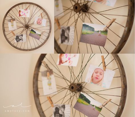 Make an antique bicycle wheel your new pin board. Upcycling, Diy Photo Displays, Photo Onto Wood, Photo Bunting, Balloon Chandelier, Diy Photo Display, Photo Shape, Antique Bicycles, Simple Centerpieces