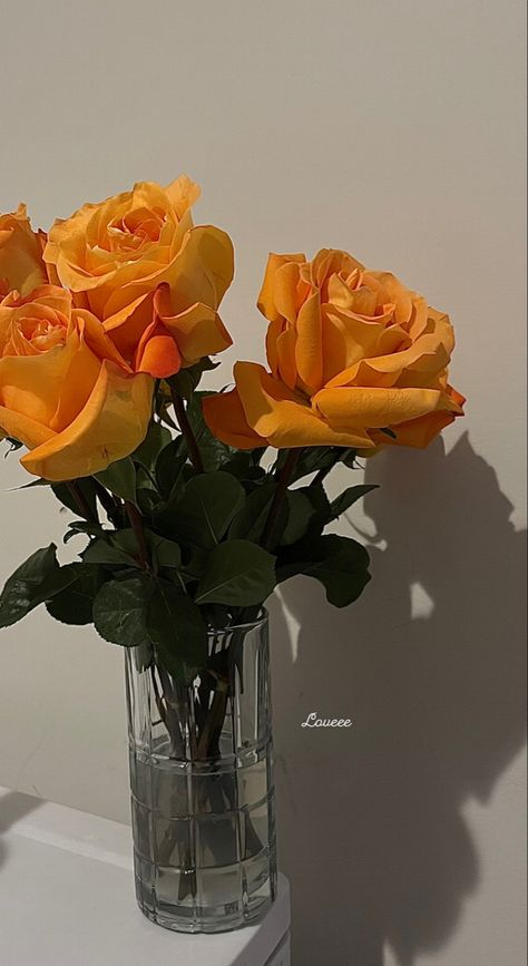 Orange Flowers In Vase, Yellow And Orange Roses, Orange Rose Aesthetic, Orange Roses Aesthetic, Orange Flowers Aesthetic, Roses Orange, Autumn Bouquet, Bouquet Roses, Orange Autumn