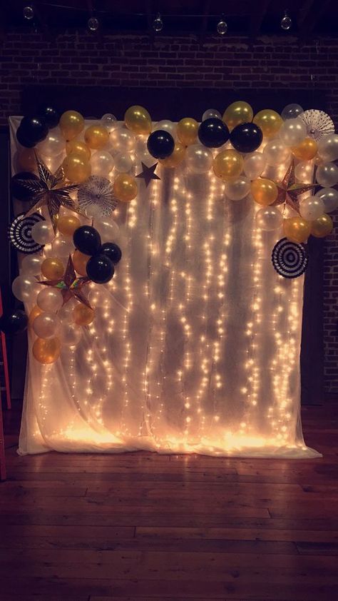 18 Instagram Worthy Graduation Party Photo Booth Ideas - Cassidy Lucille Party Booth, Elegant Halloween Party, Decor Photobooth, Graduation Party Photo Booth, Photo Booth Ideas, Graduation Photo Booth, Birthday Decorations For Men, Party Fotos, Prom Decor