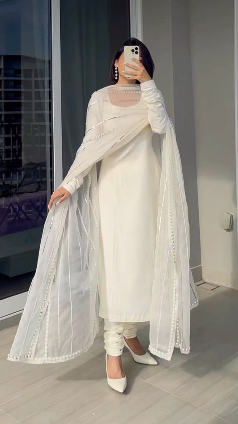 Modest Kurti Designs, Suits For Women Indian, Trendy Outfits Indian, Floral Dress Outfits, Soft Core, Mehndi Designs Front Hand, Desi Fashion Casual, Traditional Indian Dress, Pakistani Fancy Dresses