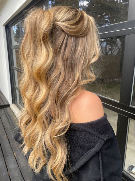 Hollywood waves, glam curls, trending hairstyles, volume half up half down hairstyle, simple hairstyle, easy hairstyle How To Hide Bride At Outdoor Wedding, Clean Bridal Hairstyles, Hairstyles For Medium Length Hair For Wedding, Cute Hairstyles For A Dance, Hair Down Bridesmaid Styles, Bridesmaid Short Hairstyles, Meet Hairstyles, Pretty Prom Hairstyles, Athletic Hair