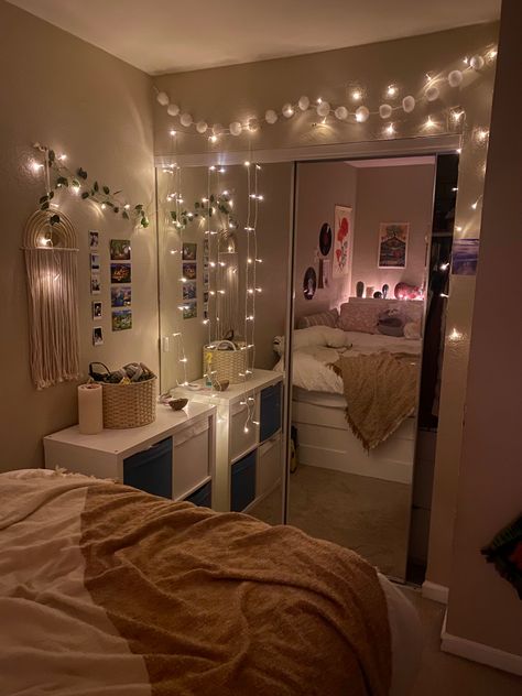 Cool Room Features, Couple Small Bedroom Ideas, How To Decorate Room, Bedroom Set Up, Bedroom Ideas White Walls, Simple Cozy Bedroom, Bed On Floor Ideas, Bedroom Decorations Ideas, Organized Room