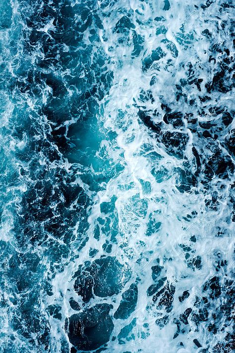 Mar azul Rough Seas