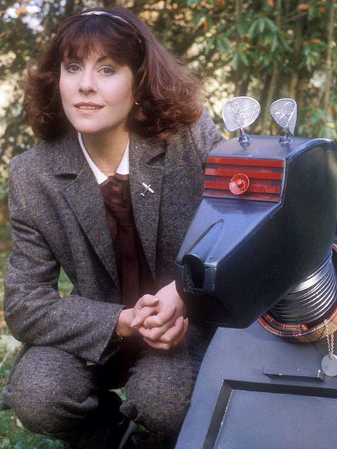 Women Of Doctor Who : Elizabeth Sladen as Sarah Jane Smith. Dr Who Companions, Sarah Jane Smith, Doctor Who Companions, Robot Suit, Linda Carter, Classic Doctor Who, Jane Smith, Computer Game, Any Question