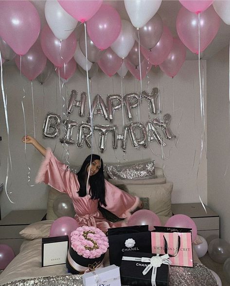 Cute Birthday Room Surprises, Big 17 Birthday, Birthday Present Set Up Ideas, Birthday Bed Set Up, Birthday Photoshoot Ideas Hotel Room, Hotel Birthday Party Ideas 18th, Room Decoration With Balloons, Birthday Hotel Decorations For Her, It Girl Birthday