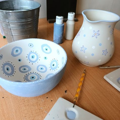 Pottery Painting Bowls Ideas, Pottery Painting Ideas Evil Eye, Evil Eye Ceramic Bowl, Simple Bowl Painting Ideas, Pottery Painted Vase, Ceramics Vase Design, Evil Eye Bowl, Star Pottery Painting, Easy Pottery Painting Ideas Vase