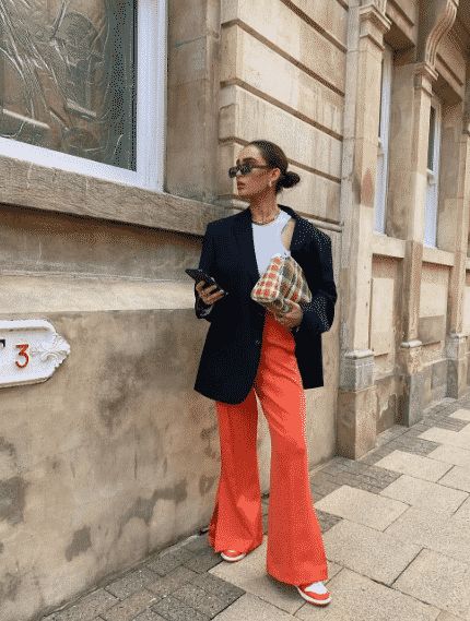 Orange Pants Outfits - 20 Ideas on How to Wear Orange Pants Pantalon Naranja Outfits, Orange Trousers Outfit, Orange Pants Outfit, Colored Pants Outfits, Pantalon Orange, Outfits Sommer, Orange Jeans, Winter Pants Outfit, Orange Fits