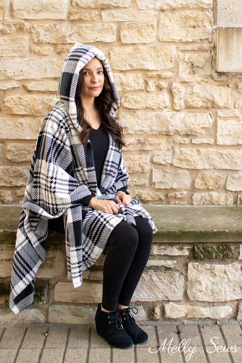 Cape Coat Pattern, Poncho Diy, Wearable Blankets, Wool Blanket Coat, Poncho Pattern Sewing, Chunky Yarn Blanket, Diy Cape, Average Size Women, No Sew Fleece Blanket