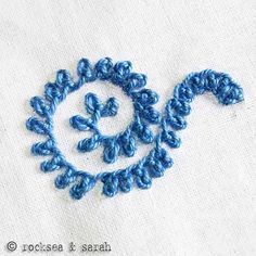 Tutorials for lots of embroidery stitches. Brazilian Embroidery, Japanese Embroidery, Crewel Embroidery, Embroidery Stitch, Hand Embroidery Tutorial, Embroidery Stitches Tutorial, Needlework Embroidery, Sewing Stitches, Hand Embroidery Stitches