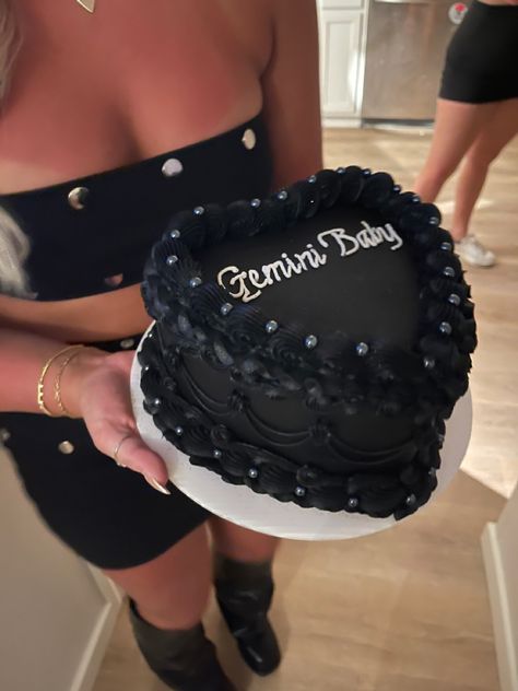 Gemini cake Black 19th Birthday Ideas, 30tj Birthday Cake, 18th Black Birthday Cake, 20th Birthday Cake Black, Black Gemini Cake, 30th Birthday Cake Aesthetic, Cute 30th Birthday Cakes, 18th Birthday Cake Pink And Black, Black Themed 21st Birthday