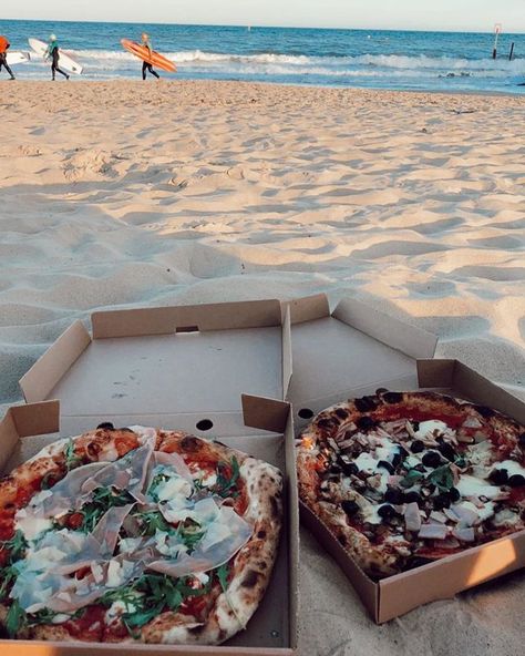 🍕🌊 Weeknight Pizza on the Beach Essen, Pizza On The Beach, Picnic Date Food, Pizza Aesthetic, Baker Beach, Eating Pizza, Beach Date, Pizza Recipes Easy, Great Pizza