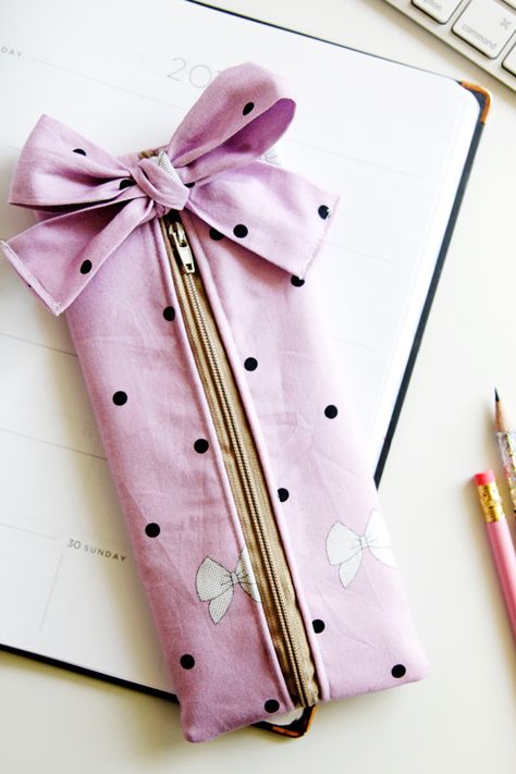 Fun for all ages, this DIY pencil pouch is a great sewing project. Easy, quick, and a FREE TUTORIAL, you can make one for the kids and one for you! || See Kate Sew #pencilpouch #backtoschoolideas #kissmekate #seekatesew Sew Ins, Diy Pencil Pouch, Fabric Bow Tutorial, Pencil Pouch Diy, Pochette Diy, Bow Diy, Diy Back To School, Diy Pencil, Pouch Diy