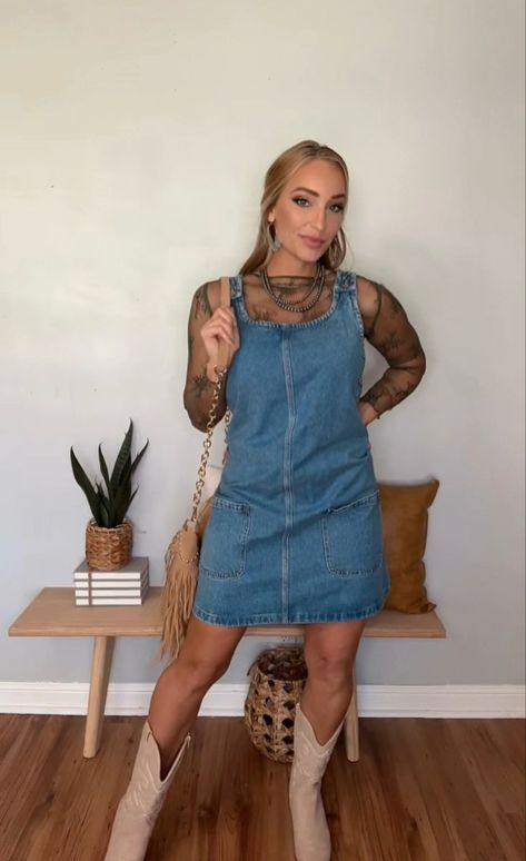 Cowgirl outfit / boho look / western look / denim outfit Beach Cold Weather Outfit, Denim Cowgirl Outfit, Concert Outfit Western, Concert Outfit Country, Boho Western Outfits, Summer Western Outfits, Outfit Country Concert, Country Girl Look, Look Western