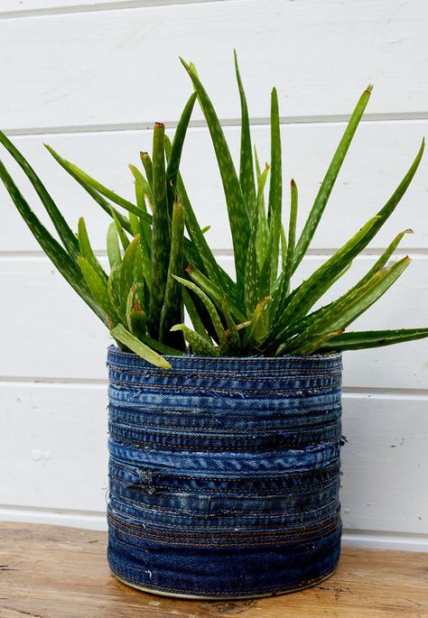 Autumn Planters, Jeans Planter, Artisanats Denim, Denim Crafts Diy, Denim Rug, Skirt Diy, Blue Jeans Crafts, Fall Planters, Denim Projects