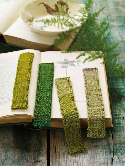 Crochet and Knitting - really useful suggestions for small things to make with your leftover yarns. 34 suggestions! Marque-pages Au Crochet, Easy Knitting Projects, Linen Stitch, Crochet Bookmarks, Knit Crafts, How To Purl Knit, Knitted Wit, Knitting Gift, Yarn Projects