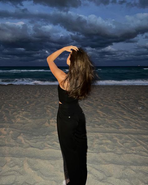 Sunset Beach Poses By Yourself, Beach Pictures Poses Dress, Photoshoot Sea Beach, Beach Insta Poses, Black Dress For A Wedding, Style A Black Dress, Summer Photoshoot Ideas, Beach Aesthetic Outfits, Florida Ocean