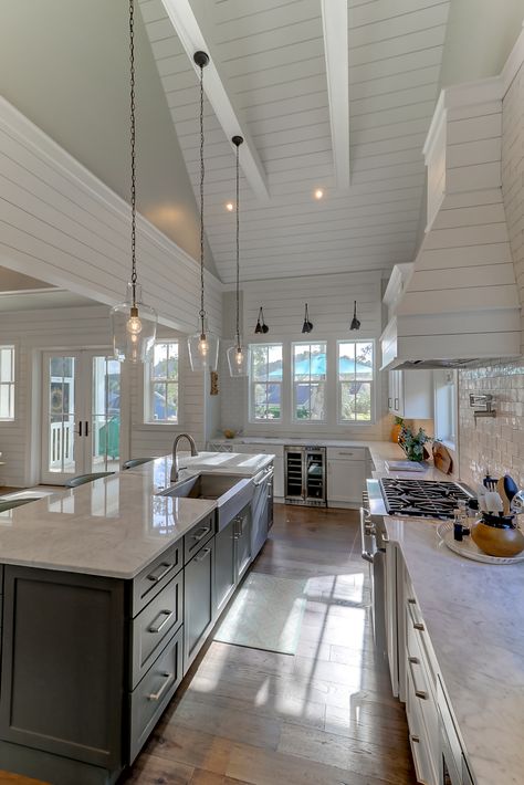 Aesthetic Mansion Kitchen, Summer House Kitchen Ideas, Kitchen Ideas Florida, House Design Wood Interior, Aesthetic Kitchen With Island, Big Farmhouse Interior, Beach House Kitchen Aesthetic, Big Open Kitchen With Island, Aesthetic Big Kitchen