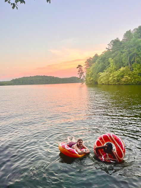 Sunset lake in mountains Lake Bachelorette Aesthetic, River Float Aesthetic, Float Trip Aesthetic, River Tubing Aesthetic, Aesthetic River Pictures, River Pictures Aesthetic, Lake Sunset Pictures, River Summer Aesthetic, Summer Aesthetic Mountains