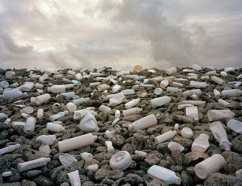 Pollution Photography, Colorful Art Installations, Urban Art Installation, Art Plage, Giuseppe Arcimboldo, Urbane Kunst, Isle Of Dogs, Ocean Pollution, Trash Art