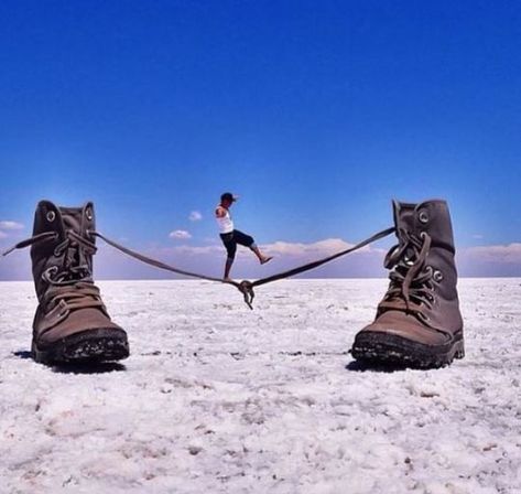 On a Shoe- String... literally? 🤣 Forced Perspective Photography, Illusion Photography, Illusion Photos, Perspective Photos, Photos Originales, Perspective Photography, 사진 촬영 포즈, Photo D Art, Creative Photography Techniques