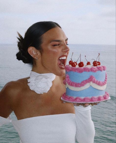 Bday cake beach photoshoot Birthday At The Beach, Cake Photoshoot, 25th Birthday Cakes, 21st Bday Ideas, Birthday Cake Pictures, Cute Birthday Pictures, 21st Birthday Photoshoot, Beach Birthday Party, Cute Birthday Ideas