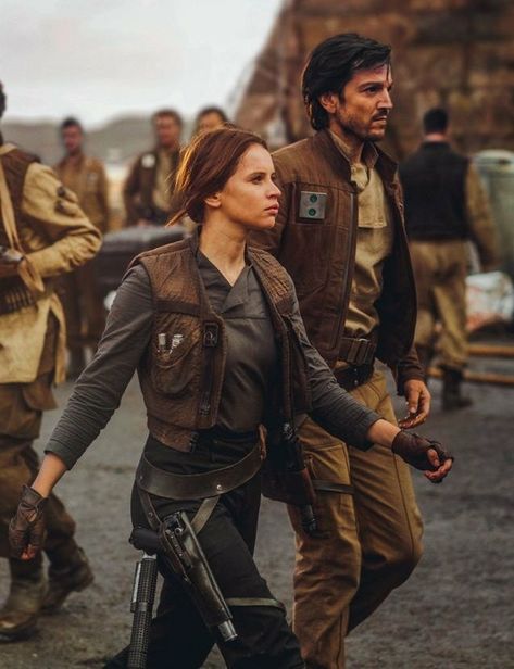 Jyn Erso and Cassian Andor Star Wars Fashion Aesthetic, Jyn Erso Aesthetic, Star Wars Rebels Aesthetic, Star Wars Cloak, Jedi Archives, Star Wars Clothes, Star Wars Andor, Disfraz Star Wars, Star Wars Costume