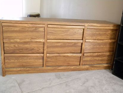 We were in desperate need of a desk when redecorating the office. This 1970s dresser was on it's way to the thrift store when an idea popped into my head to save it. All it took was a little elbow grease, and it soon started a new life as a cute desk! Here is the finished product, dresser to a desk. And the before. Can you believe it's the same thing?? To start, I had to demolish the drawers and rip out 6 of them along with their supports. Then I added a top using particle boar… Upcycling, Dresser To Desk, Commode Shabby Chic, Recycled Ideas, Summertime Decor, Flip Ideas, Repurposed Dresser, Art 101, Diy Dresser Makeover