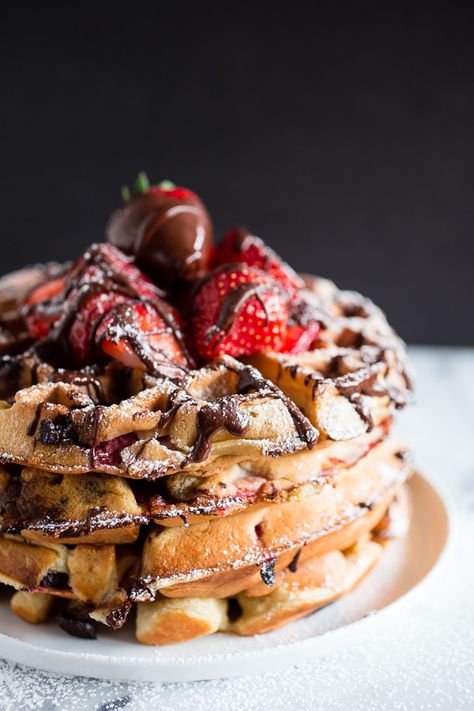 Chocolate Covered Strawberry Buttermilk Baffles Buttermilk Waffles, Chocolate Covered Strawberry, Läcker Mat, Think Food, Food Goals, Waffle Recipes, Food Obsession, Cafe Food, Pretty Food