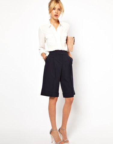 Best Knee-length Shorts: ASOS Shorts in Long Length. I could wear these to work! Business Casual Attire, Business Casual Attire For Women, Bermuda Shorts Outfit, Business Shorts, Outfits Mit Shorts, Casual Chique, Shorts Outfits Women, Summer Shorts Outfits, Dressy Shorts