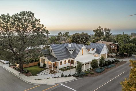 This San Diego home gets a modern farmhouse style dream makeover Black Board And Batten Exterior, Black Board And Batten, Exterior Home Ideas, San Diego Homes, San Diego Home, Board And Batten Exterior, House Mediterranean, Exterior House Remodel, San Diego Houses