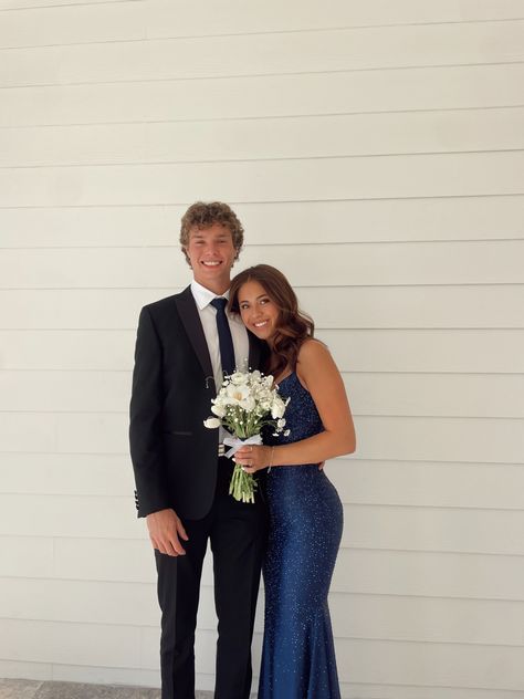 Navy Blue Dress Prom Couple, Winter Dance Couple Pictures, Dark Blue Prom Bouquet, Prom Couples Navy Blue, Prom Picture Couples, Prom Dresses With Boyfriend, Prom Bouquet Navy Dress, Navy Blue Prom Dress With Date, Navy Prom Bouquets